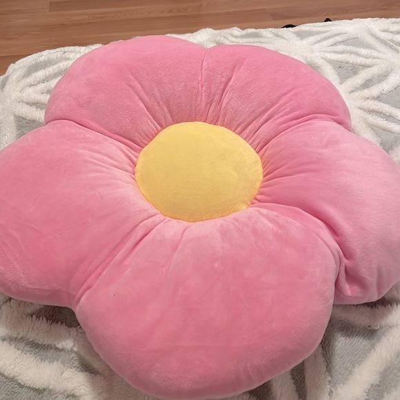Pink flower pillow - Picture 3 of 3